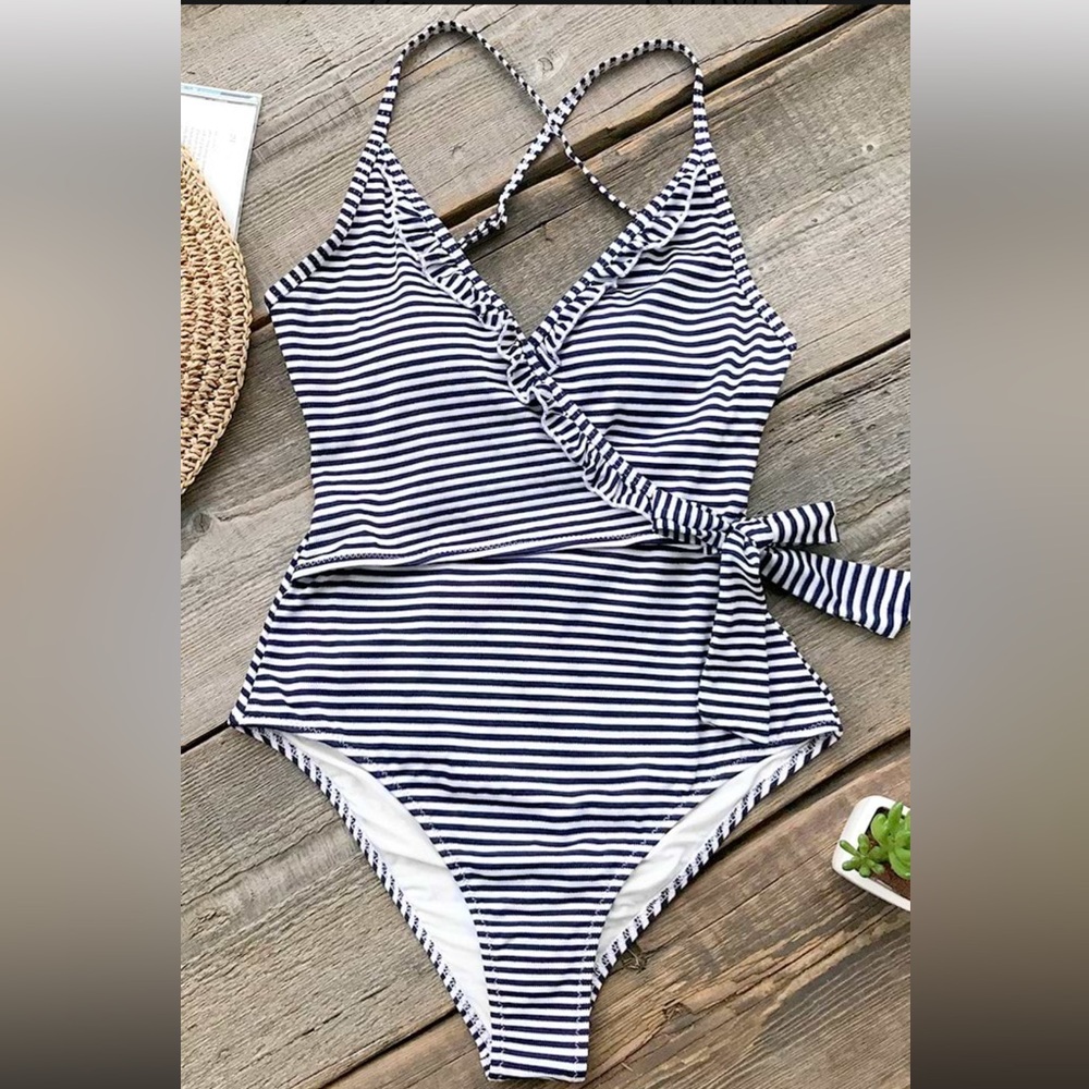 Cupshe Navy and White Striped Crossover One Piece Swimsuit XL